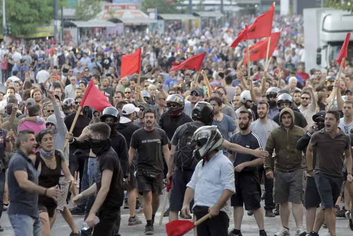 Анархисти щурмуват гръцка телевизия