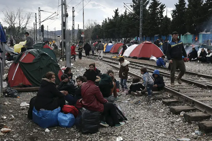 Аврамопулос: 100 000 мигранти могат да се окажат блокирани в Гърция
