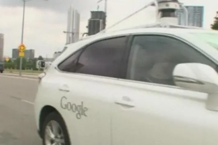 Самоуправляващата се кола на Гугъл... се блъсна в автобус
