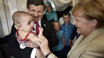 Меркел и Давутоглу в бежански лагер в Турция