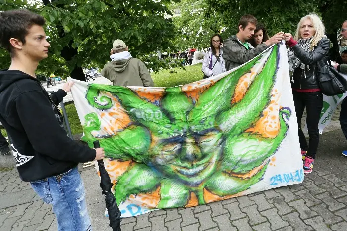 Велизар Енчев иска легализиране на марихуаната (СНИМКИ)