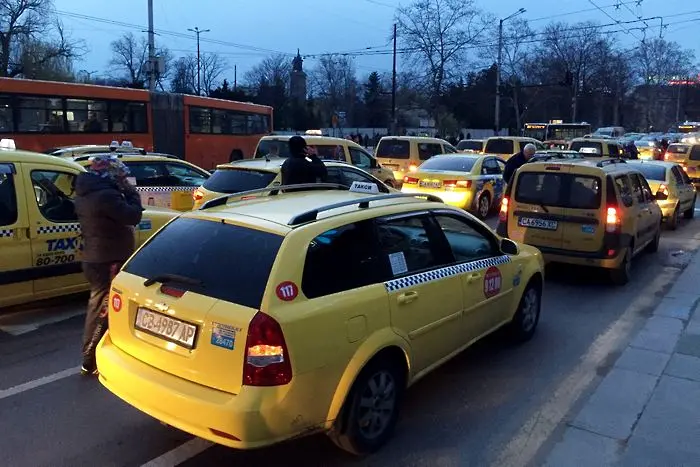 Протест на автобусни и таксиметрови фирми блокира страната