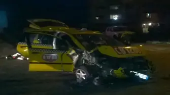 Таксиметров шофьор уби жена си и помете 5 коли в 