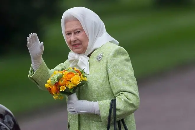 Английската кралица спечели ваучер от 50 паунда на конни състезания