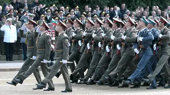 СДС за парада: Дали войници с маски ще повдигнат духа на нацията?!