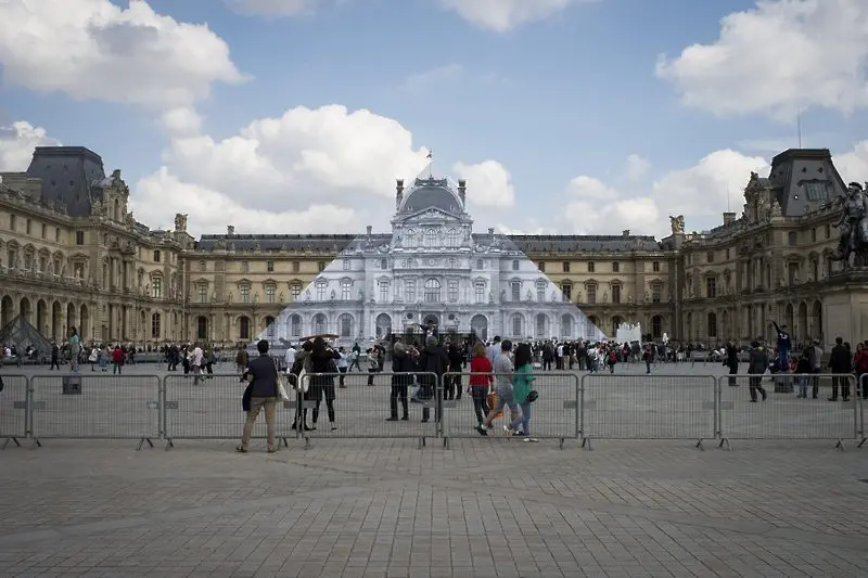 Липсващата пирамида на Лувъра