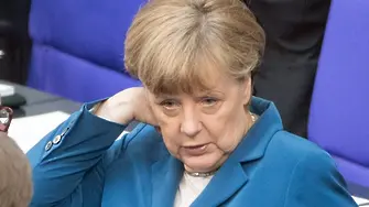 Селфи на бежанец с Меркел прати 