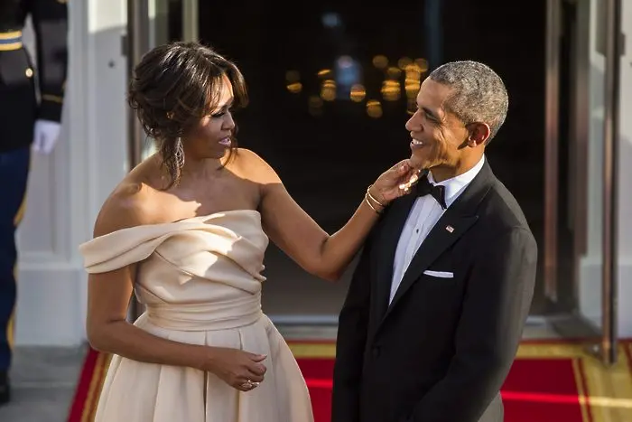 Обама настъпи роклята на жена си (ВИДЕО)