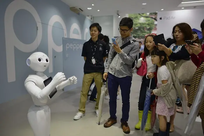 Производителят на iPhone смени 60 000 работници с роботи