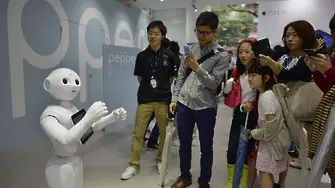 Производителят на iPhone смени 60 000 работници с роботи