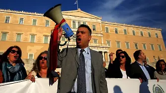 Протестите не спряха Ципрас: Гърция увеличи данъците (СНИМКИ)