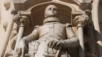 Младеж счупи 126-годишна статуя на португалски крал в опит за селфи