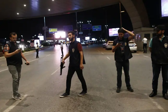 Турски журналист: Трима се взривиха, четирима избягаха (ВИДЕО)