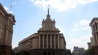 Бивши депутати съдят държавата за преместването на парламента в Партийния дом