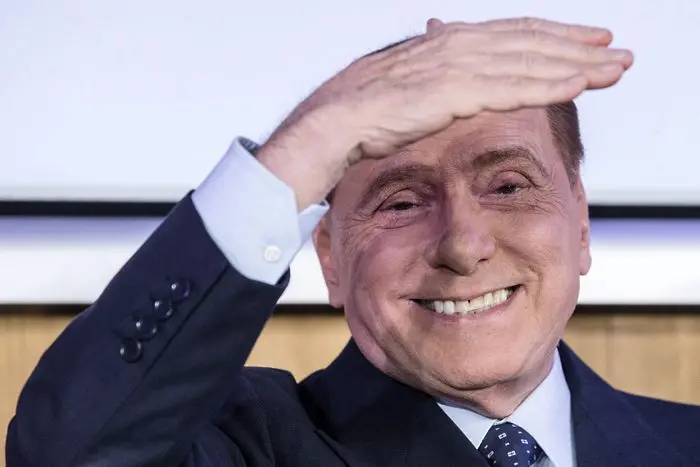 Сменят съдечна клапа на Берлускони