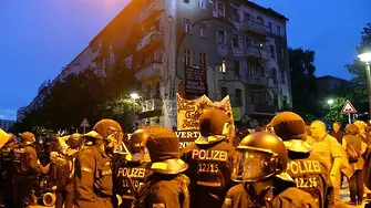Бой, палежи и сълзотворен газ в Берлин