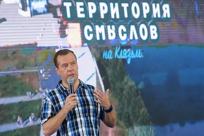 Защо Медведев няма да си смени работата
