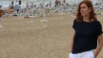 Николина Ангелкова с нов маркетингов ход: праща 400 000 картички на туристи