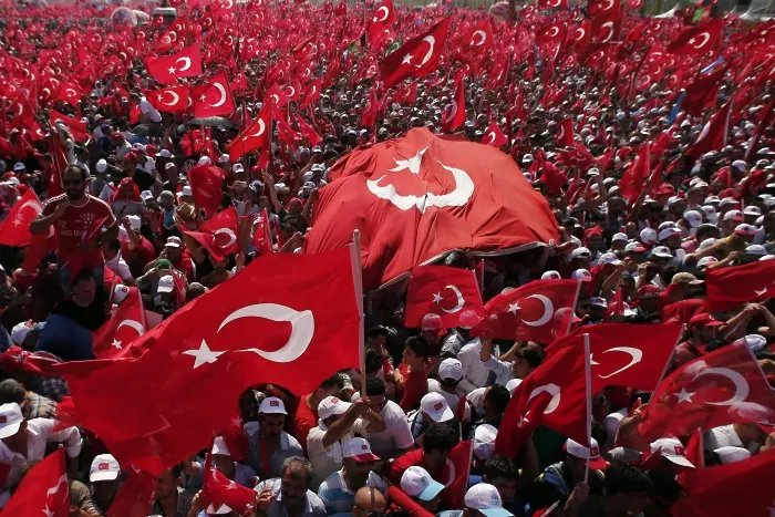 Море от хора и знамена в чест на властта в Истанбул