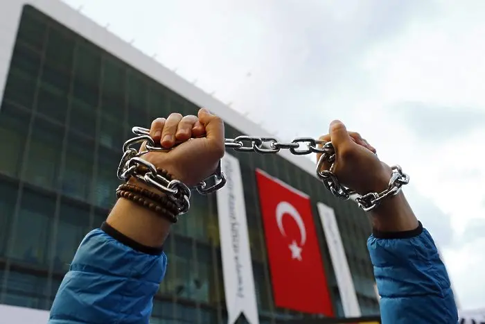 Турция иска арест за 47 служители на вестник 