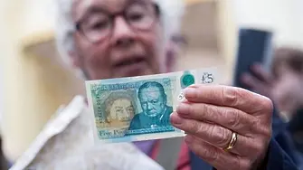 Великобритания пуска днес първите пластмасови банкноти