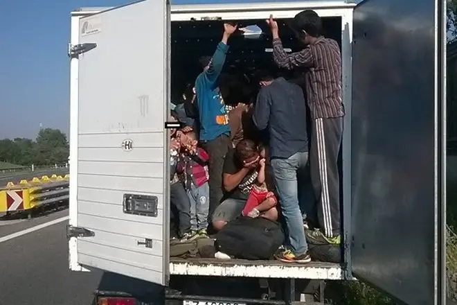 Румънски граничари откриха бежанци в български камион