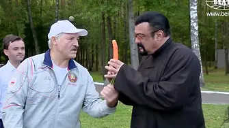Лукашенко почисти морков за Стивън Сегал (ВИДЕО)