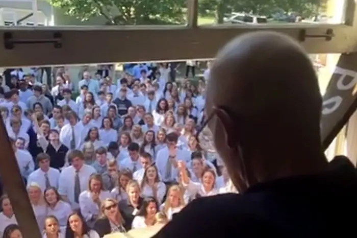 400 ученици пеят на преподавател, болен от рак (ВИДЕО)