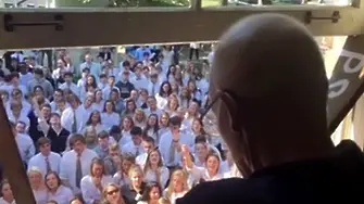 400 ученици пеят на преподавател, болен от рак (ВИДЕО)