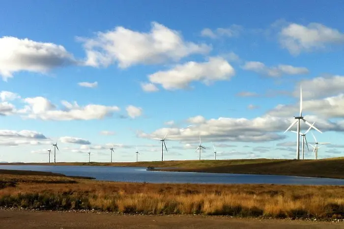 За пръв път: Шотландия произведе за ден вятърна енергия, колкото харчи...  за ден