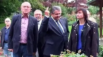 Вицето на Меркел показа среден пръст на неонацисти