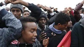Франция евакуира 700 мигранти от 