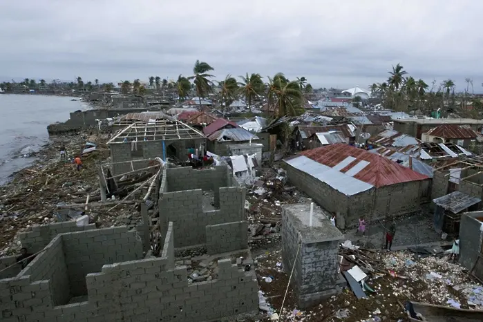 Ураганът „Матю” сее жертви... вече са близо 900 в Хаити