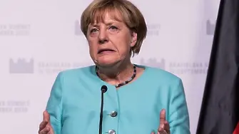 Меркел - у дома слаба, в Европа - изолирана
