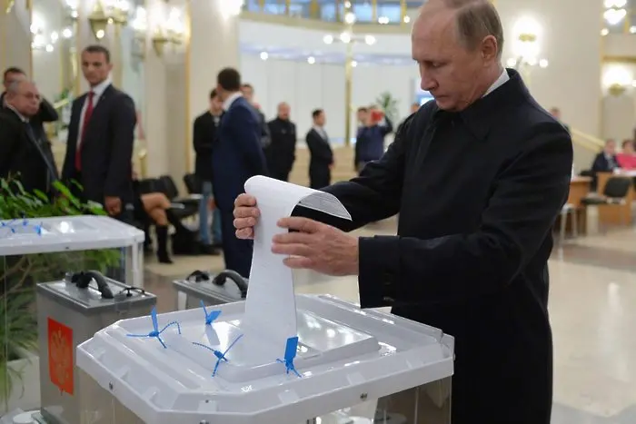 Партията на Путин печели избори, на които мнозина не гласуваха