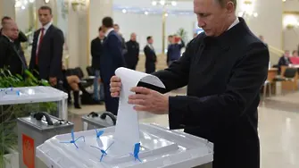 Партията на Путин печели избори, на които мнозина не гласуваха