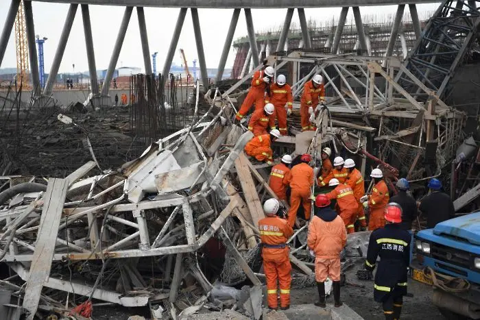 40 загинаха, десетки са затрупани при строителна злополука в Китай