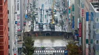 Огромна дупка погълна улица в Япония (ВИДЕО)