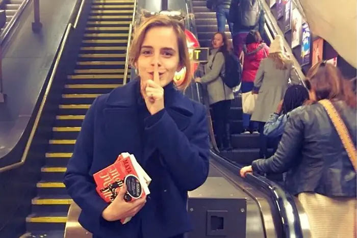 Ема Уотсън крие книги в метрото