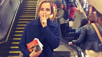 Ема Уотсън крие книги в метрото