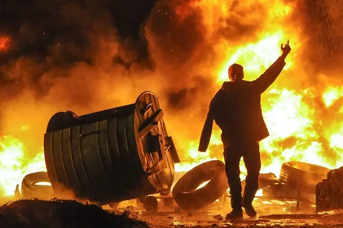 Пламъци, барикади и пострадали в Киев