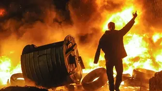 Пламъци, барикади и пострадали в Киев