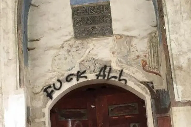 Поругаха джамията в Карлово с цинични надписи
