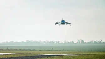 За първи път: Amazon достави поръчка с дрон (ВИДЕО)