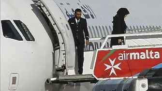 Привърженици на Кадафи похитиха за кратко самолет