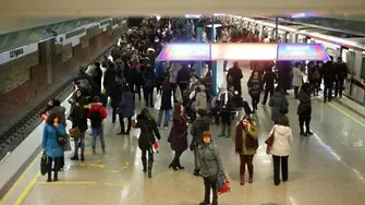 Счупена контактна релса блокирала софийското метро (СНИМКИ)