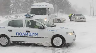 Снежният капан: Пътищата в Източна България ще са затворени цяла нощ (обзор)