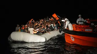 Намериха само 8 тела от потънала лодка с над 100 мигранти