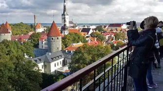 Естонска министърка подаде оставка -  возели децата й на училище със служебна кола