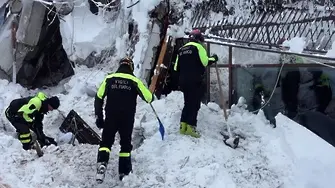 Спасиха 8 живи под затрупания хотел в Италия